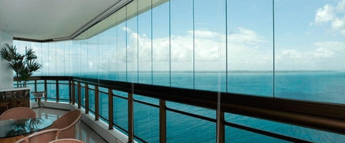 5 modelos para fechar sua sacada com vidro