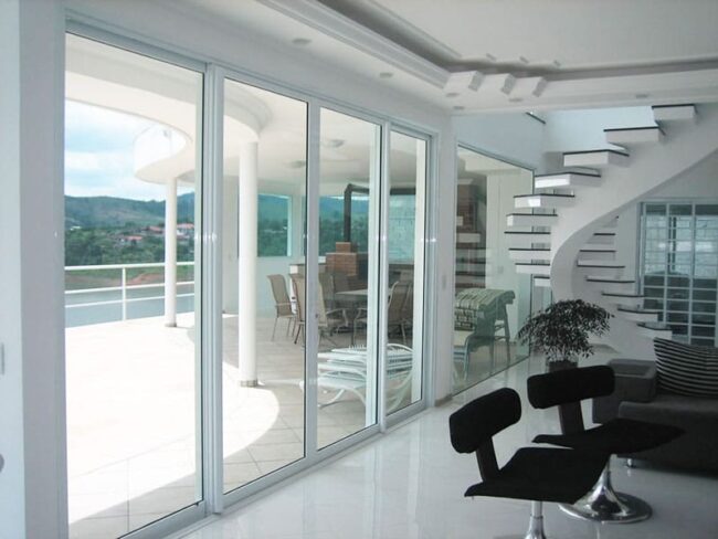 Portas e janelas de alumínio combinando com decoração branca img 1 Portas e janelas de alumínio combinando com decoração branca img 1